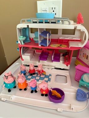Peppa Pig Family Camper and ice cream truck Mini Character Figures - Peppa Pig